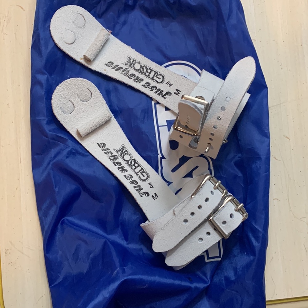NEW! Size medium Gibson Athletic just right grips never worn